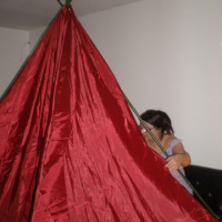 Tente rouge corde et bambou © tentesrouges.fr